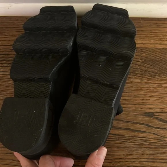 iRi Low Top Sneaker Size 6.5 (37) Black. Vegan! EUC - Picture 4 of 7